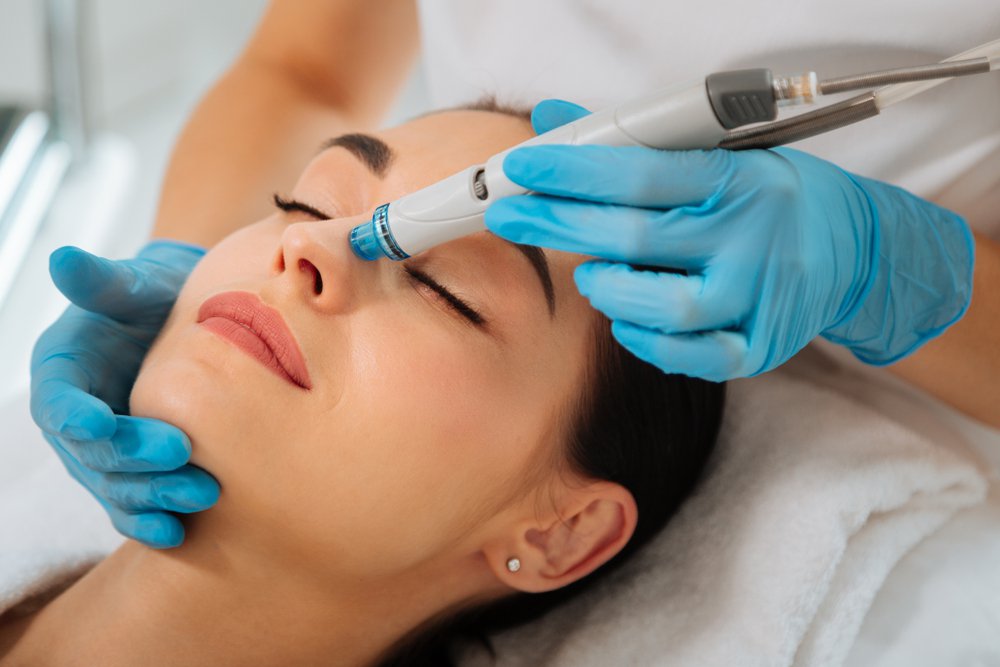 hydrafacial.jpeg (shutterstock_1166005939.webp)