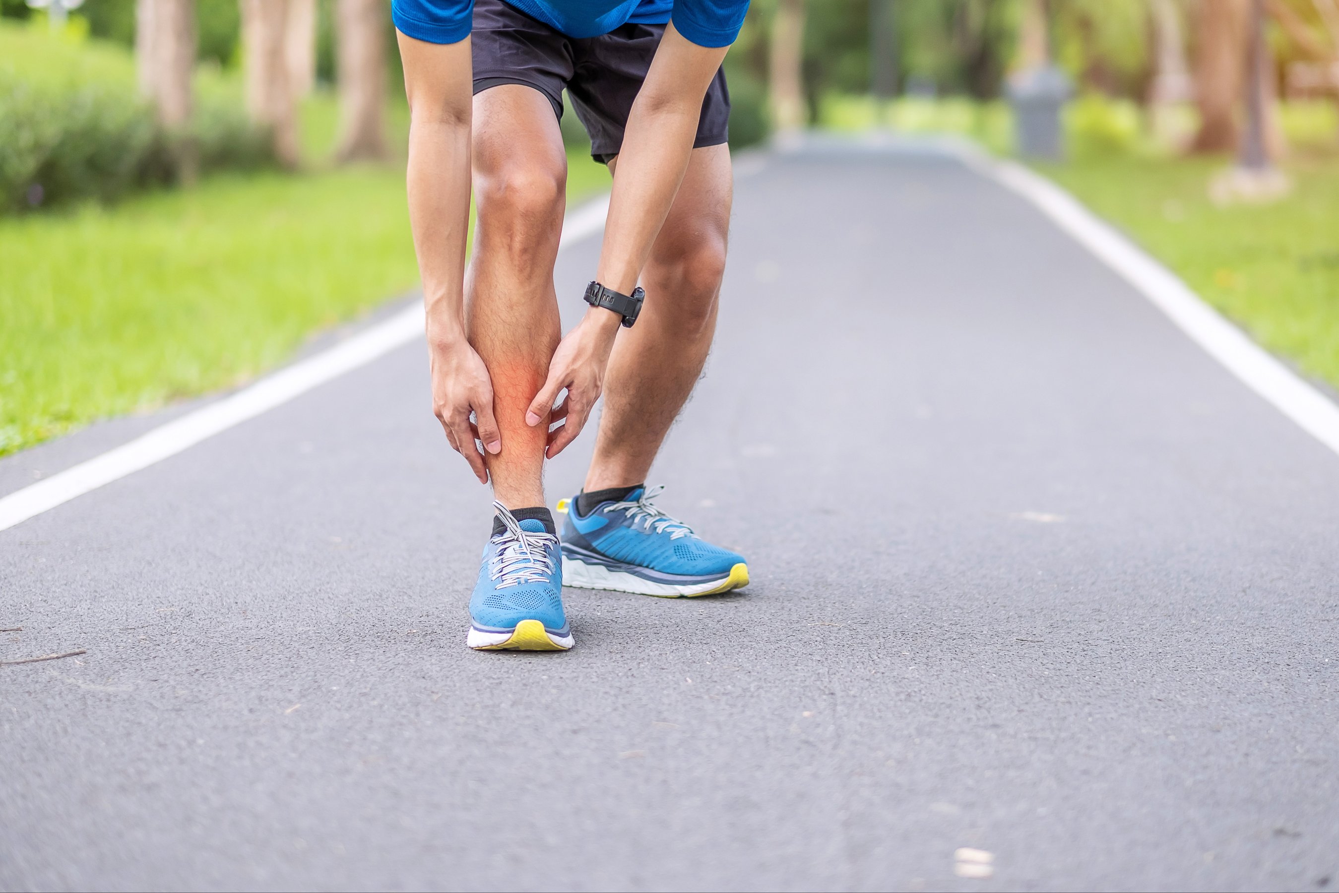 male with his muscle pain during running