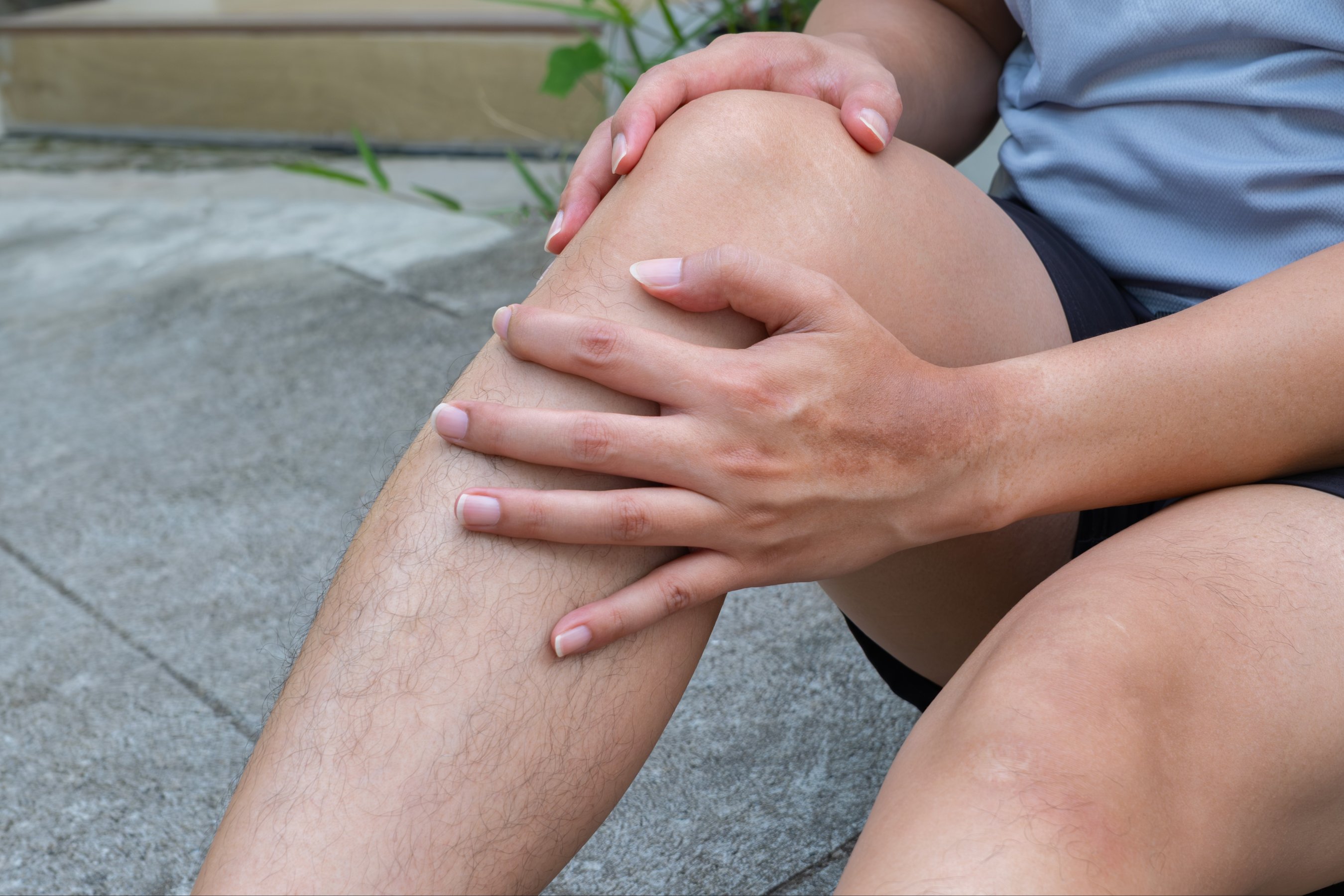 Athlete with acute patellar pain and ligament strain