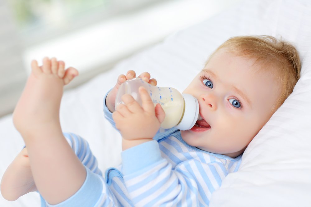 Spoon Feeding Breastmilk to a Newborn 