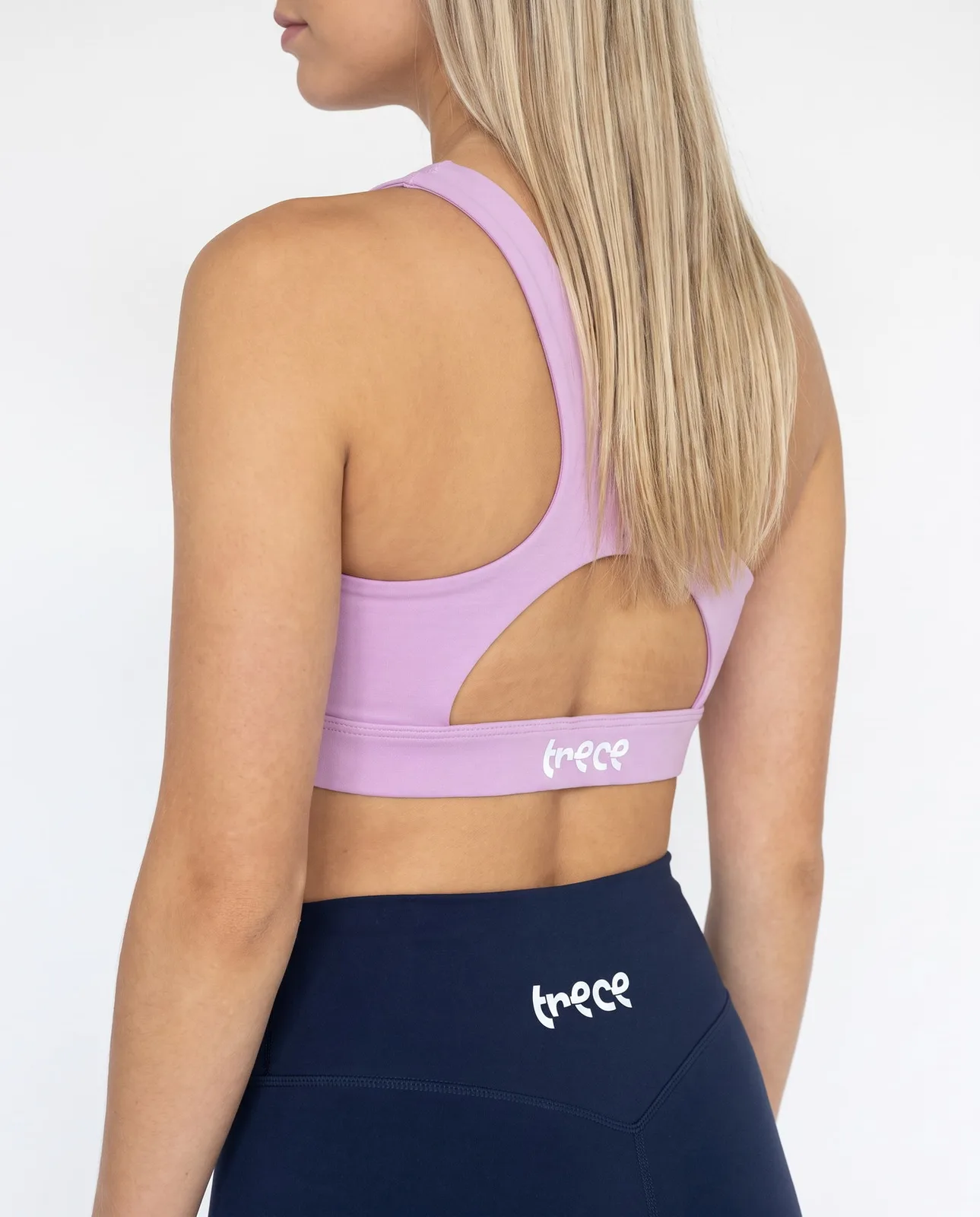 Detalle de la espalda del top lila con los shorts Foundation azul marino de TRECE