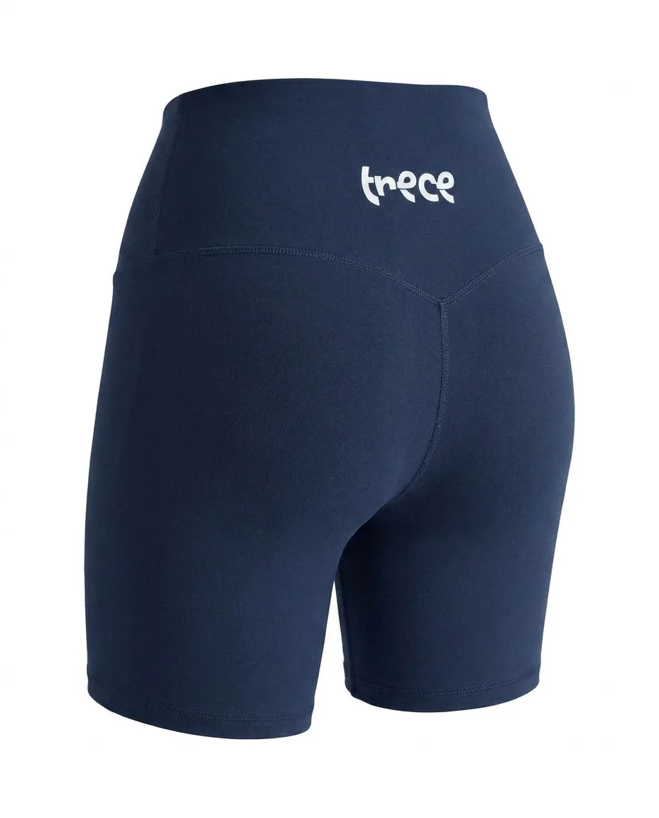 Vista trasera de los shorts Foundation azul marino con cintura alta y logo de TRECE