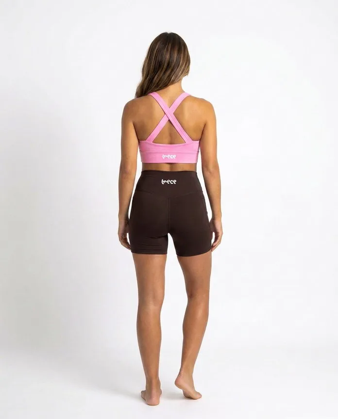Espalda cruzada del top Cross color Peony rosa de TRECE con shorts chocolate