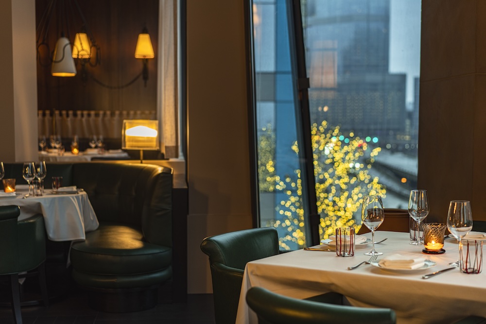 A corner table in the Tre Dita main dining room.