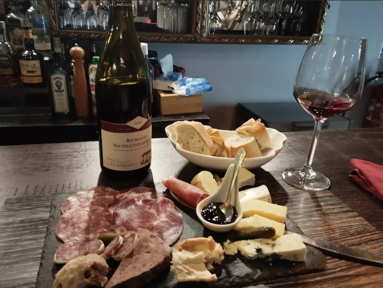 Chez Arno, Des ASSIETTES & Du VIN