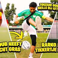 Touzani gooit skills bij aftrap. Boer Ayoub heeft liever echt gras. Rarko speelt tikkertje met fans.
