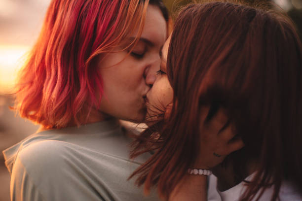 A Origem e o Significado do Beijo Humano