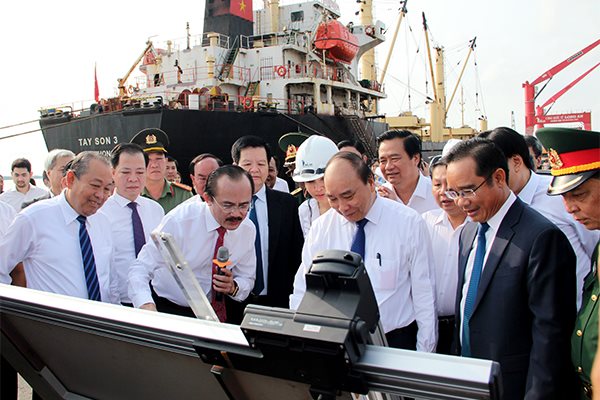 Thủ tướng Nguyễn Xuân Phúc (thứ ba từ trái qua) cùng đoàn công tác khảo sát vị trí xây dựng nhà máy điện LNG Long An I và II. Ảnh: Lê Vinh Thủ tướng Nguyễn Xuân Phúc (thứ ba từ trái qua) cùng đoàn công tác khảo sát vị trí xây dựng nhà máy điện LNG Long An I và II. Ảnh: Lê Vinh