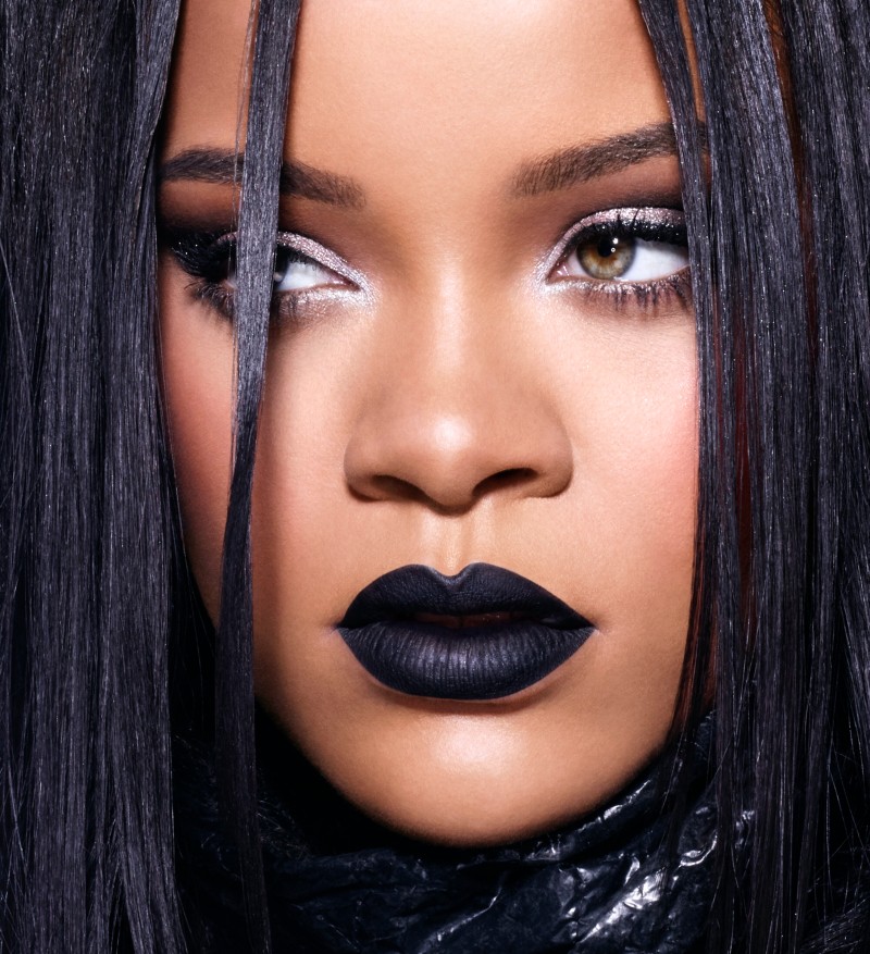 Rihanna với son môi màu đen quý phái.