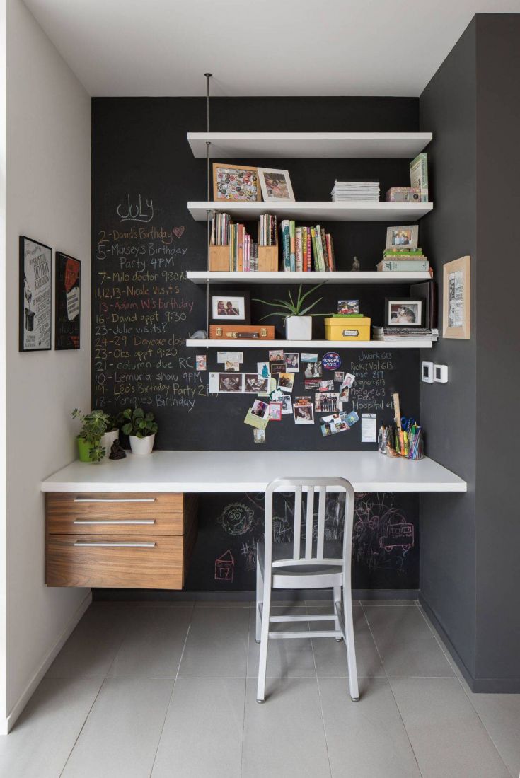Tường đen kết hợp với bàn làm việc sáng tạo giúp tăng khả năng lưu trữ cho căn phòng.