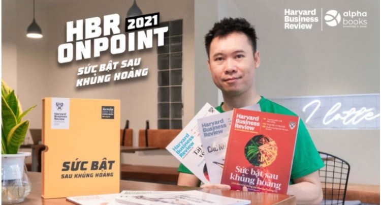 CEO Hoàng Tùng bên cạnh bộ sách "HBR Onpoint 2021 - Sức bật sau khủng hoảng"