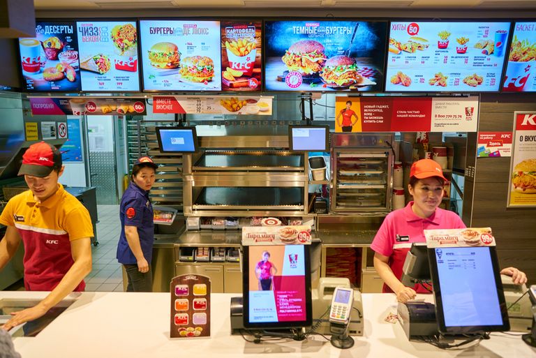 Khu vực bếp ăn của KFC được đặt rất gần sảnh chính.