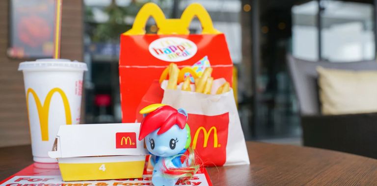 Bữa ăn Happy Meal của McDonald’s với đồ chơi tặng kèm.