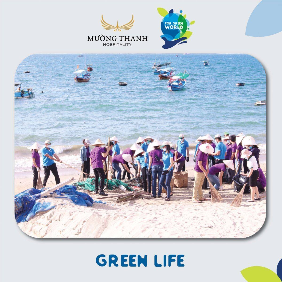 Cán bộ nhân viên Tập đoàn Mường Thanh dọn rác bãi biển trong chương trình “For Green World – Cho một trái đất xanh”.