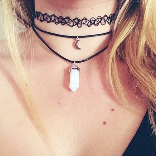 Tương tự áo da, vòng choker thể hiện sự cá tính cho chủ nhân.