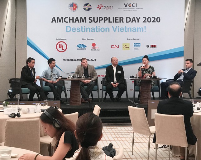 Các diễn giả thảo luận về chủ đề "SMEs Việt Nam làm sao để đạt được những tiêu chuẩn quốc tế trong cung ứng".