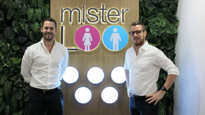 Hai người đồng sáng lập Mister Loo là Andreas Wanner (trái) và Dominik Schuler tại cơ sở nhà vệ sinh của công ty ở Bangkok.