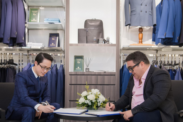 Để hoàn thiện phong cách quý ông cho khách hàng De Obelly, CEO Khanh Phạm tìm đến các đối tác Italy với mục tiêu đặt hàng dòng phụ kiện độc quyền cho thương hiệu.