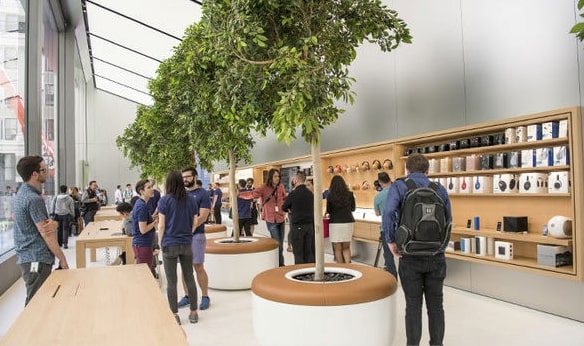 Chiến lược trải nghiệm khách hàng của Apple: “Biến cửa hàng thành quảng trường thị trấn” (Turn Stores into “Town Squares”) - nơi khách hàng được thoải mái chia sẻ cảm nghĩ và trao đổi kinh nghiệm về các sản phẩm, dịch vụ của hãng. 