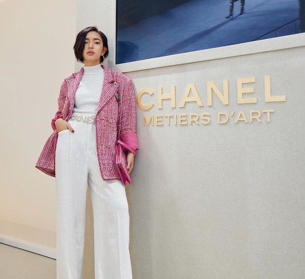 Áo tweed bubble pink của Chanel.