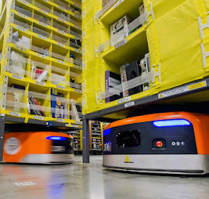 Hình ảnh robot Kiva, hiện diện ở khắp nơi trong các nhà kho thực hiện công việc lấy hàng tự động của Amazon.