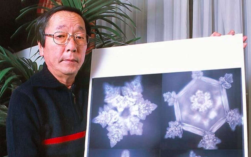 Tiến sĩ Masaru Emoto cùng với thí nghiệm tinh thể nước của mình.