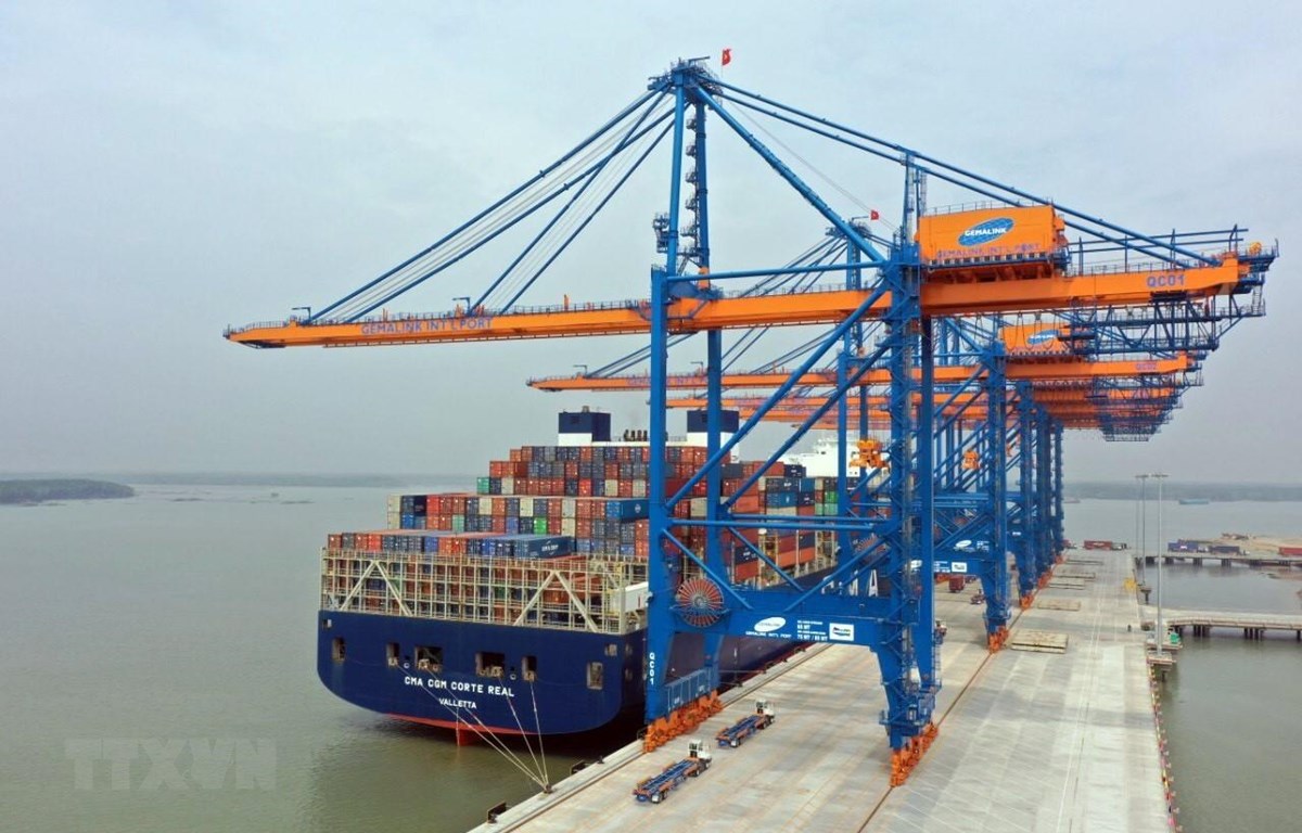 Tàu container CMA CGM CORTE REAL tải trọng 165.375 DWT, cập cảng GERMALINK (Bà Rịa-Vũng Tàu) bốc dỡ hàng hóa.