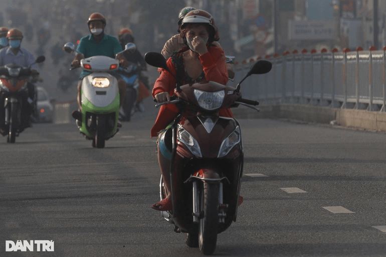 Sương mù, bụi mịn trong không khí gây cản trở tầm nhìn, ảnh hưởng sức khỏe người dân.