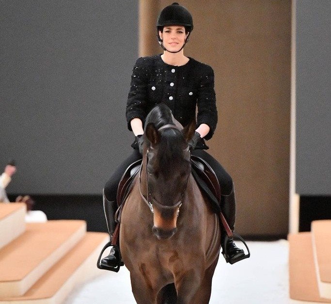 Hình ảnh công chúa Monaco cưỡi ngựa trong show diễn của Chanel.