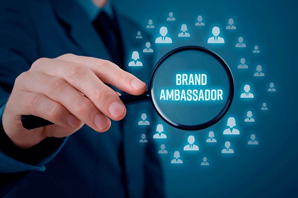 Đại sứ thương hiệu là những người có tầm ảnh hưởng lớn được thương hiệu lựa chọn hợp tác dài hạn hoặc ngắn hạn (Ảnh: Internet).