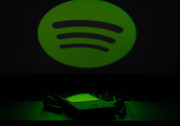 Nhiều khách hàng không ngần ngại nâng cấp bản Premium của Spotify sau khi trải nghiệm bản miễn phí (Ảnh: Unsplash). Nhiều khách hàng không ngần ngại nâng cấp bản Premium của Spotify sau khi trải nghiệm bản miễn phí (Ảnh: Unsplash).