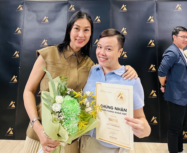 Chị Tracy Vũ, Founder Trends Việt Nam, giám đốc chiến lược DigiMind Group - hệ sinh thái BrandMarCom, người hoạt động trong lĩnh vực truyền thông cũng đã tham gia khóa học diễn xuất. Chị Tracy Vũ, Founder Trends Việt Nam, giám đốc chiến lược DigiMind Group - hệ sinh thái BrandMarCom, người hoạt động trong lĩnh vực truyền thông cũng đã tham gia khóa học diễn xuất.