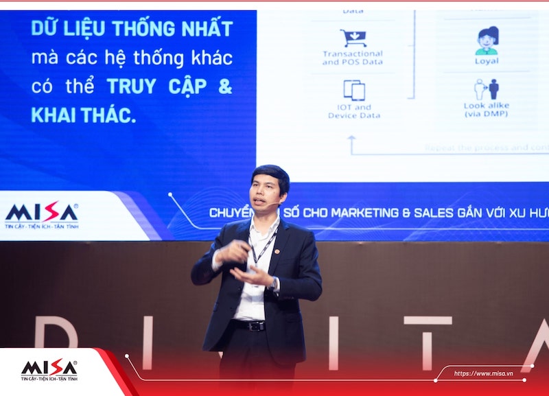 Phó Tổng Giám đốc thường trực MISA Lê Hồng Quang chia sẻ về giải pháp chuyển đổi số giúp đột phá hiệu quả Sales và Marketing tại CSMO 2022 (Ảnh: MISA JSC).