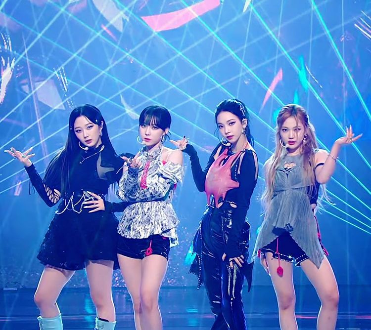 Nhóm nhạc nữ Aespa trên sân khấu MBC Gayo Daejejeon mặc trọn bộ thiết kế từ La Lune (Instagram @_lalune_official_).