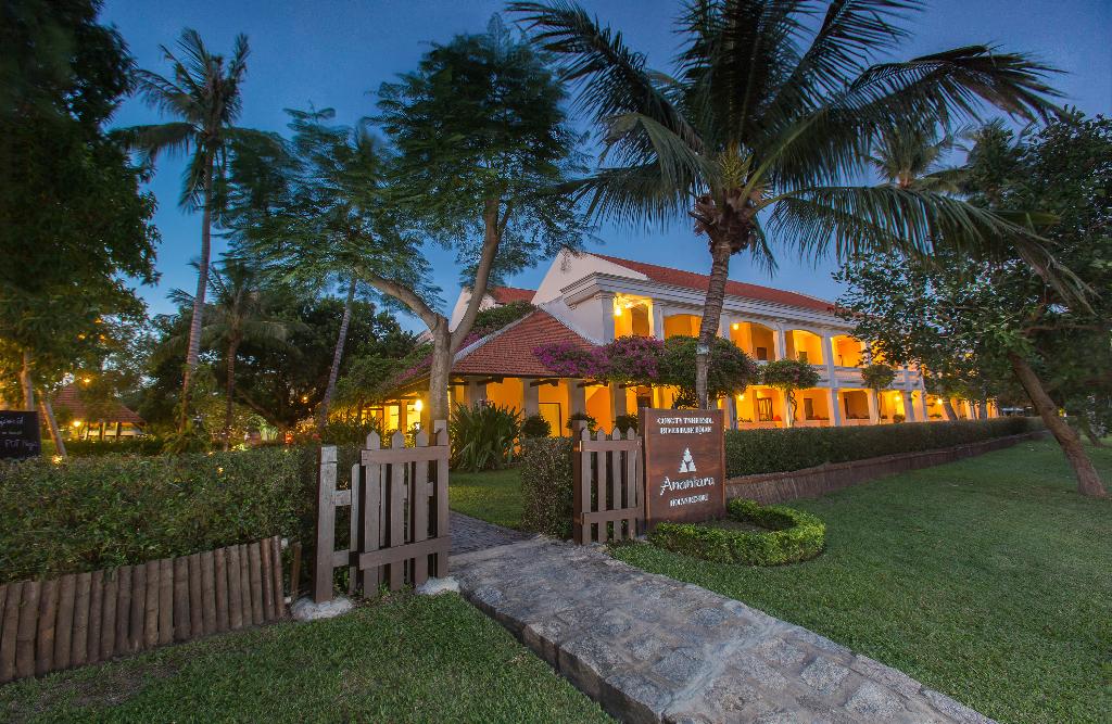 Từ ngay cổng vào, Anantara Hội An Resort như một khu biệt thự cổ với hàng rào cây xanh truyền thống.
