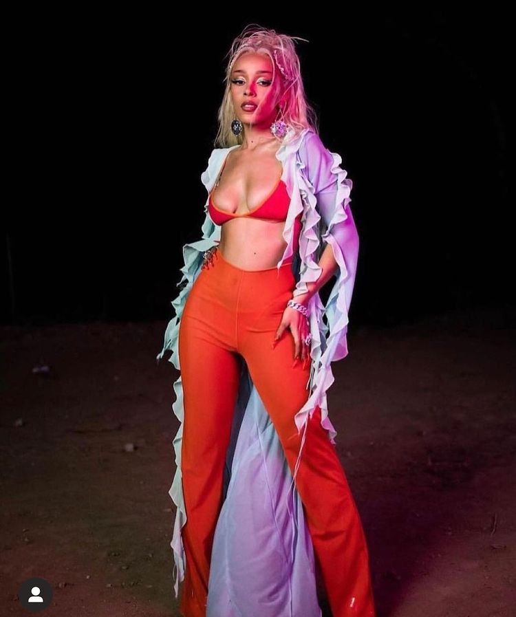 Nữ ca sĩ Doja Cat mặc trọn bộ thiết kế của thương hiệu Việt (Instagram @fanci.club).