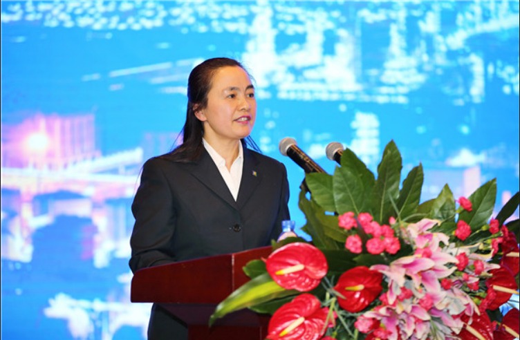 Fan Hongwei là người phụ nữ giàu thứ 13 trên thế giới năm 2022. Bà hiện là chủ tịch Hengli Petrochemical, công ty lọc dầu ở Trung Quốc.