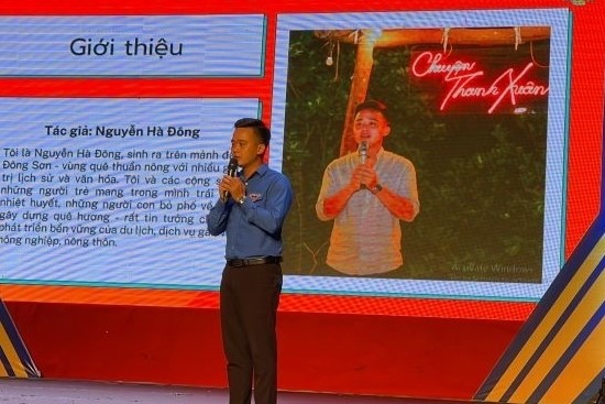 Nguyễn Hà Đông trong lễ trao giải Cuộc thi “Ý tưởng khởi nghiệp trong đoàn viên, thanh niên tỉnh Thanh Hóa lần thứ X”.