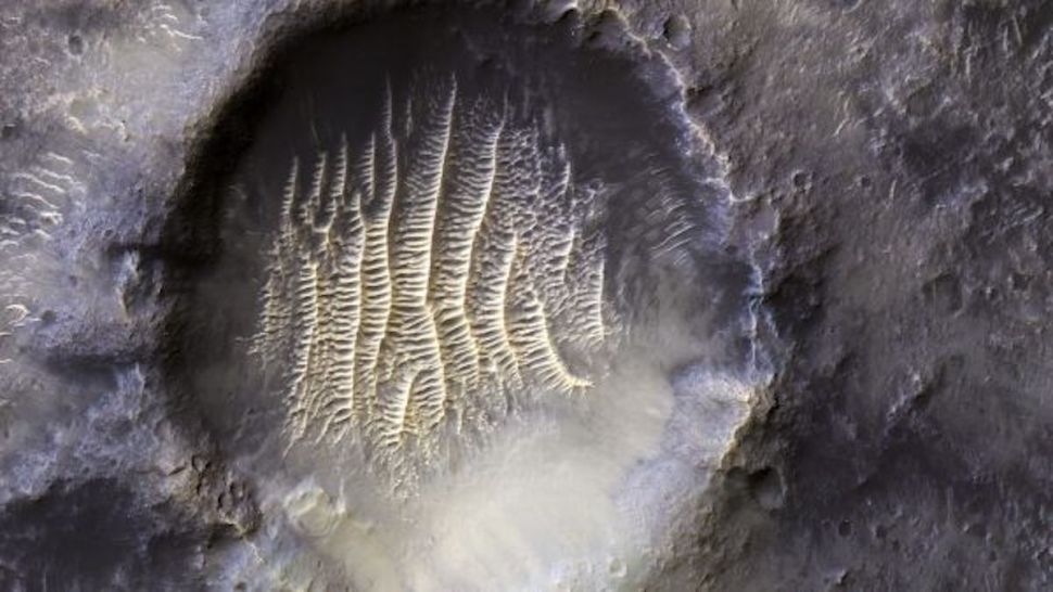 Hình ảnh của phát hiện mới này làm người xem nhớ lại những rặng núi Aeolian được NASA phát hiện vào năm 2021 (Ảnh: NASA).
