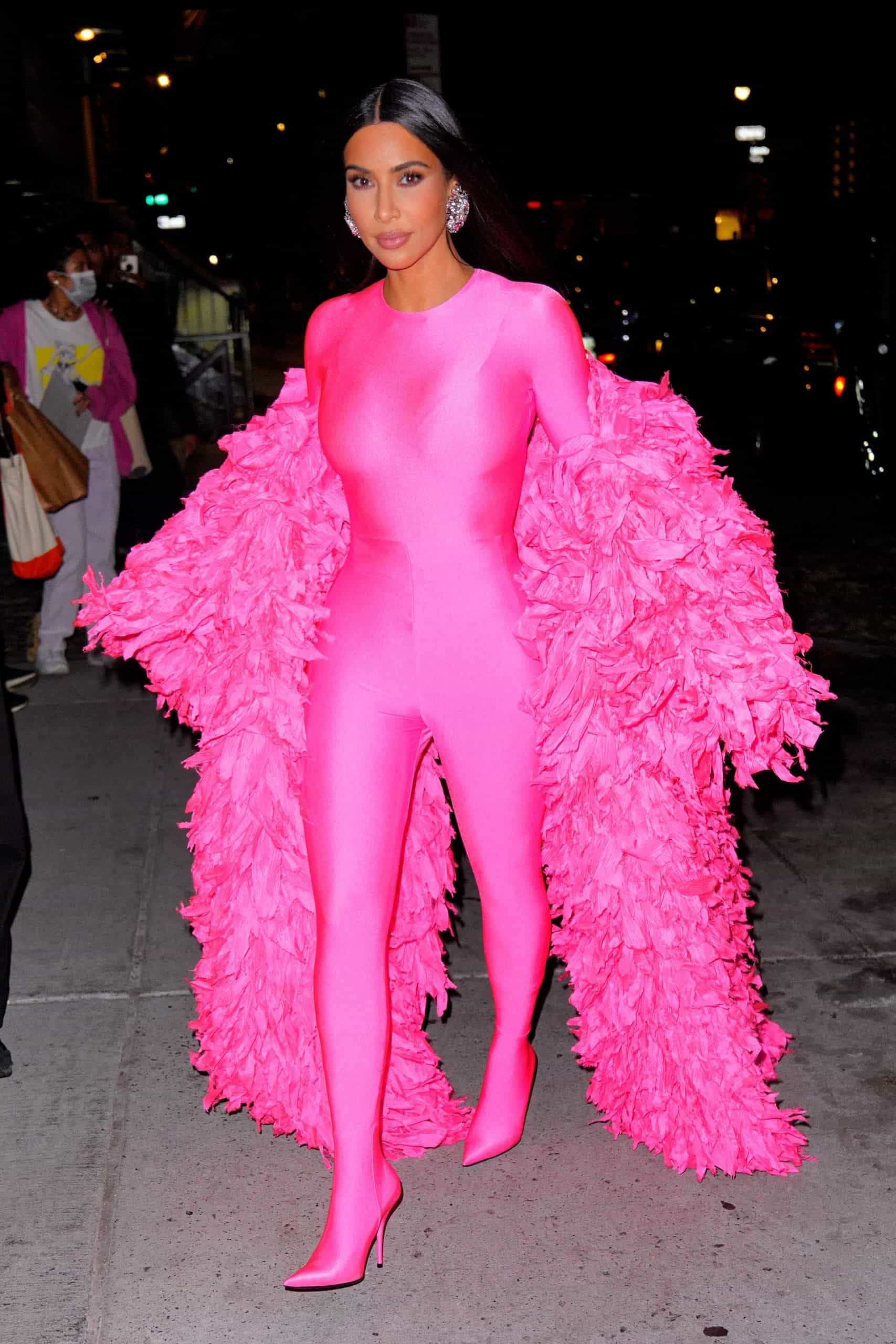 Chị em nhà Kardashian nổi bật với bộ bodysuit hồng rực rỡ trên thảm đỏ.