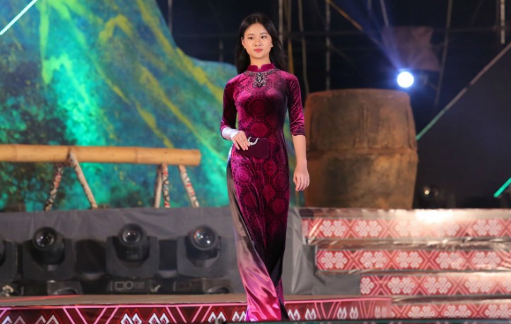 Với những chiếc áo dài họa tiết thổ cẩm, bộ sưu tập ‘Làng phố’ đã ghi dấu ấn tại Lễ hội Văn hóa thổ cẩm Việt Nam.