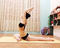 Yoga là phương pháp được nhiều người chọn để giải toả căng thẳng tại nhà.