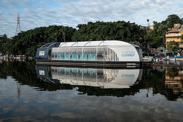 Công ty Coca-Cola và Tổ chức phi lợi nhuận The Ocean Cleanup hợp tác để ngăn rác thải nhựa đổ ra đại dương.