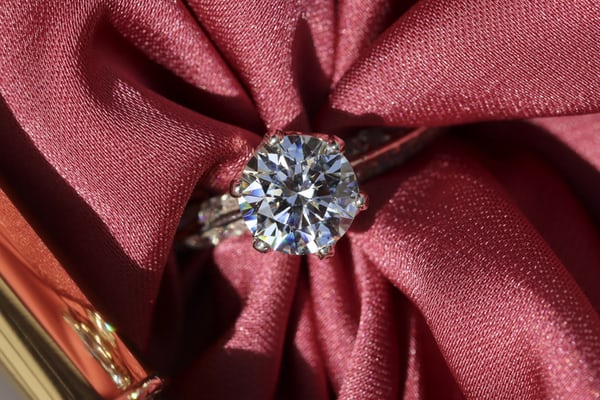 Nhằm định vị lại vị trí ngành công nghiệp kim cương, Sidney Neuhaus và Jessica Warch quyết định khởi nghiệp với kim cương nhân tạo.