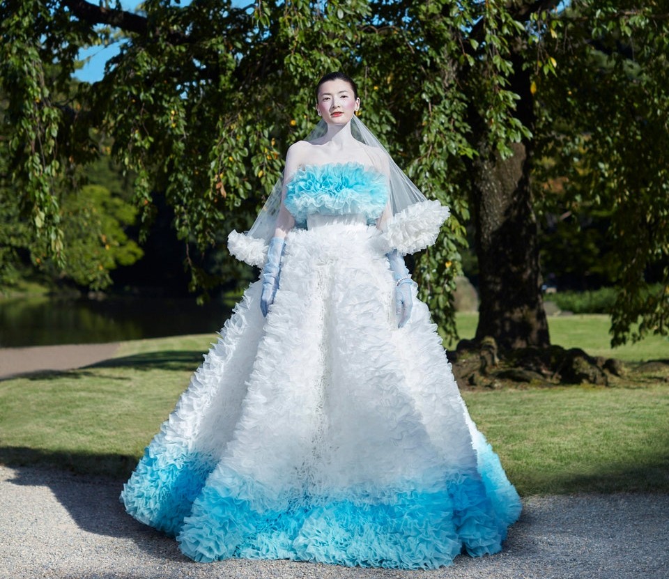 Thiết kế váy cưới được John Galliano lựa chọn đến từ BST mùa Xuân 2021 của Tomo Koizumi.