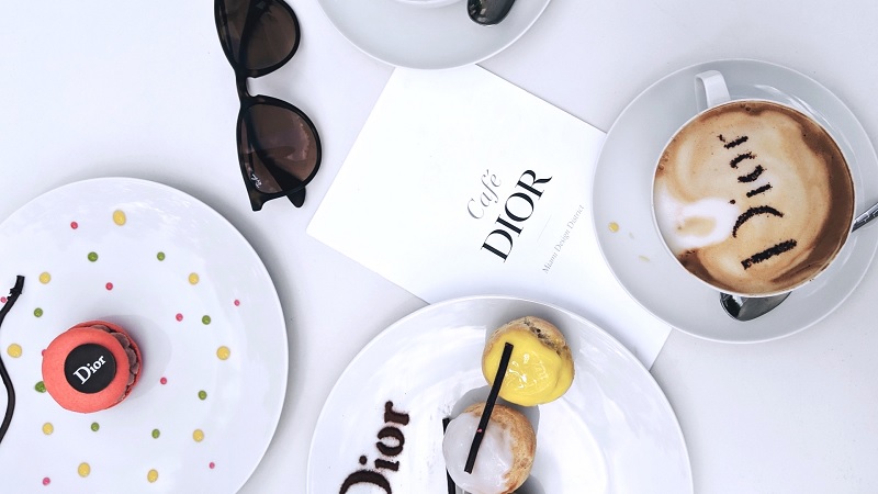 Một set trà tại Dior Coffee.