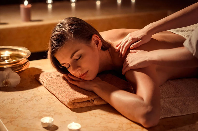 Massage liên quan đến việc thao tác các mô mềm của cơ thể để giảm căng thẳng hoặc đau đớn.