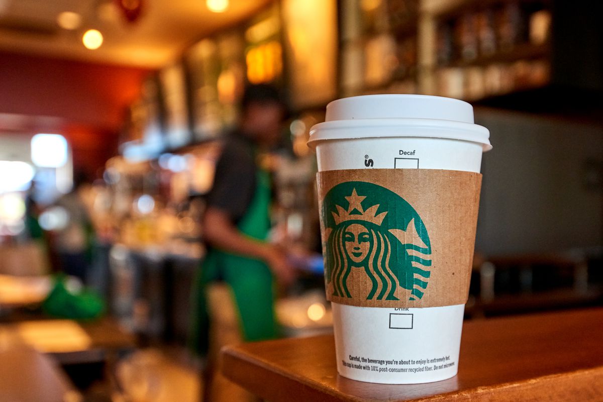 Mẫu mã đẹp và mặt hàng đặc sắc nên Starbucks vẫn luôn có sức hút với khách hàng Việt.