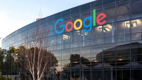 Google cũng đã cam kết hơn 1 tỷ đô la cho các dự án năng lượng tái tạo và cho phép các doanh nghiệp khác giảm tác động đến môi trường thông qua các dịch vụ như Gmail.