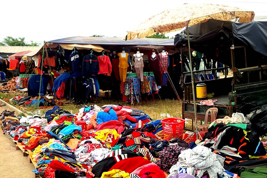 Quần áo chất lượng kém được nhập khẩu từ Trung Quốc nằm la liệt tại các chợ cọc ở khu vực vùng sâu vùng xa.